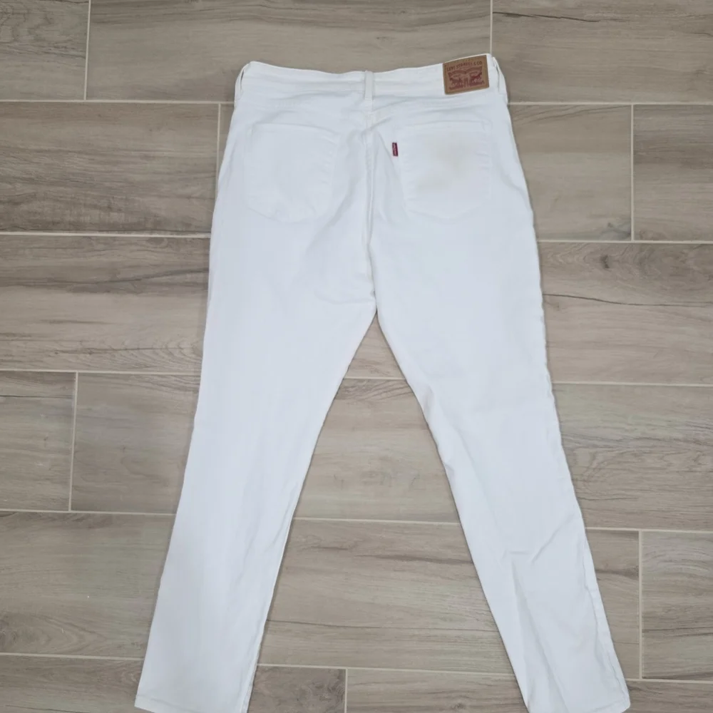 Women's White Levi's Jeans - Picture 16 of 16